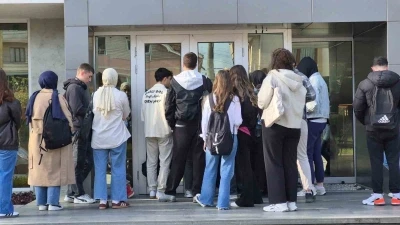 Yer bulamayan geri d&ouml;n&uuml;yor: Mağaza değil, k&uuml;t&uuml;phane kuyruğu
