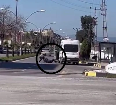 Yere yatırdığı minib&uuml;s şof&ouml;r&uuml;n&uuml; defalarca yumrukladı