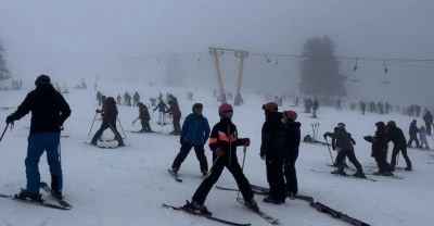 Yerli ve yabancı turistler Uludağ'da 