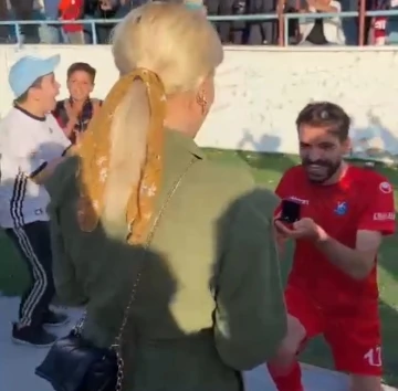 Yeşil sahada s&uuml;rpriz evlilik teklifi