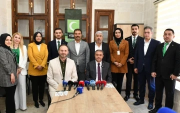 Yeşilay Genel Başkanı Do&ccedil;. Dr. Mehmet Din&ccedil;, deprem b&ouml;lgesinde ziyaretlerini s&uuml;rd&uuml;r&uuml;yor
