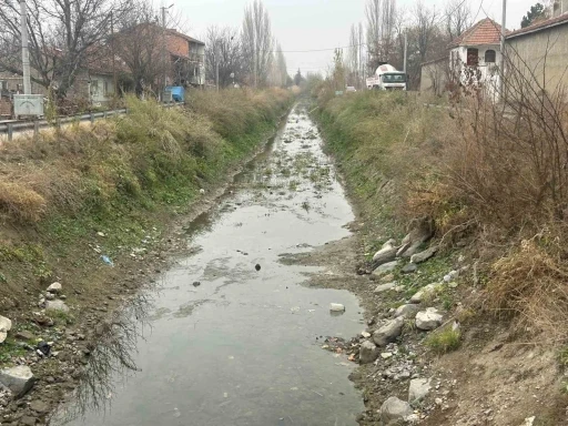 Yeşiltepe&rsquo;te kanal &ccedil;&ouml;pl&uuml;kten ge&ccedil;ilmiyor
