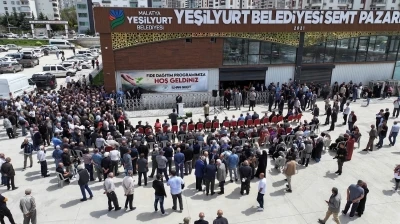 Yeşilyurt Belediyesi&rsquo;nden &ccedil;ift&ccedil;ilere b&uuml;y&uuml;k destek: 250 bin sebze fidesi dağıtıldı

