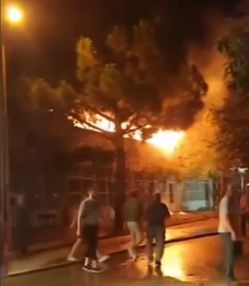 Yeşilyuva Sanayi Sitesinde &ccedil;ıkan yangında 4 ayakkabı at&ouml;lyesi k&uuml;le d&ouml;nd&uuml;
