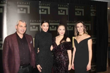 Yeşim Salkım, Kuşadası&rsquo;nda geceye renk kattı
