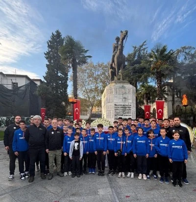 Yeşim Spor Kul&uuml;b&uuml;&rsquo;nden Ata&rsquo;ya saygı