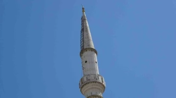 Yıkılan caminin minaresindeki hilali almak i&ccedil;in her gece minareye tırmanıyor
