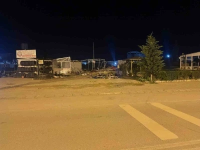 Yıkım yapılacak iş yerinde zabıta ekipleriyle &ccedil;alışanlar arasında kavga: 5 yaralı
