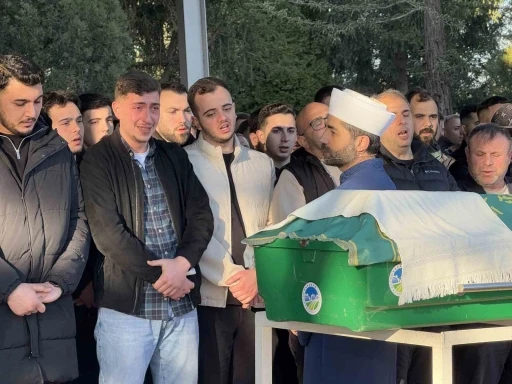 Yılbaşı gecesi bı&ccedil;aklı kavgada &ouml;lm&uuml;şt&uuml;: 20 yaşındaki gen&ccedil; son yolculuğuna uğurlandı
