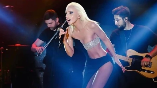 Yılbaşı gecesi &uuml;nl&uuml; şarkıcıların sahne fiyatları belli oldu 