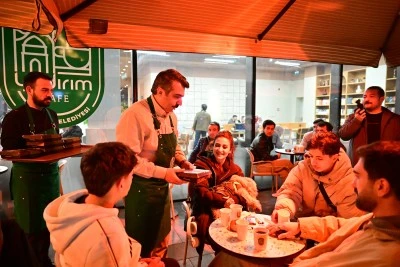 Yıldırım Belediye Başkanı Oktay Yılmaz, Bursa tahanlısı ve simidi pişirdi