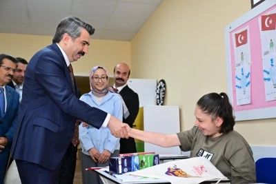 Yıldırım Belediye Başkanı Oktay Yılmaz, okulların ilk g&uuml;n&uuml;nde &ouml;zel &ouml;ğrencileri yalnız bırakmadı