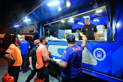 Yıldırım Belediyesi 12 kişilik arama kurtarma ekibi ve 2 aracıyla deprem b&ouml;lgesinde