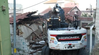 Yıldırım Belediyesi metruk binaları tek tek yıkıyor