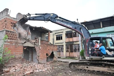 Yıldırım Belediyesi'nde kentsel d&ouml;n&uuml;ş&uuml;m i&ccedil;in yıkım &ccedil;alışmaları başladı