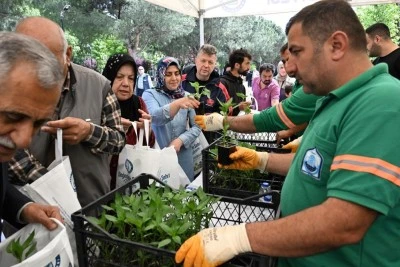 Yıldırım Belediyesi'nden vatandaşlara &uuml;cretsiz fide 