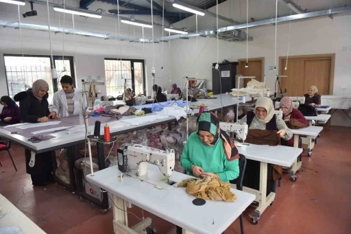 Yıldırım&rsquo;da kadınlar, dikiş ve nakış ile ekonomiye katkı sağlıyor
