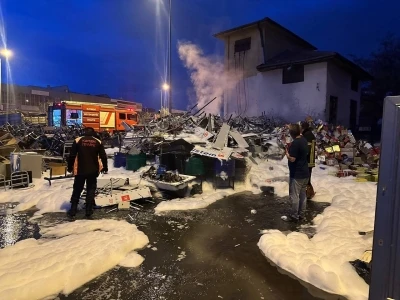 Yıldırım d&uuml;şen hurdalığın bah&ccedil;esinde yangın &ccedil;ıktı
