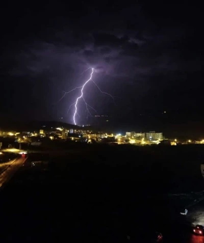 Yıldırım elektrik ve internet hatlarına zarar verdi
