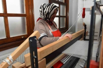 Yıldırım &uuml;reten kadınlarla g&uuml;&ccedil;l&uuml;
