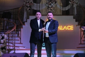 Yılın En İyi Kuaf&ouml;r&uuml; &ouml;d&uuml;l&uuml;n&uuml; verdi
