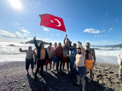 Yılın ilk g&uuml;n&uuml; denize girip 'turizm sadece yazla sınırlı değil' mesajı verdiler