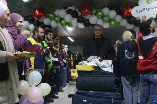 Yıllar sonra &ouml;zg&uuml;rce &uuml;lkelerine d&ouml;nen Suriyeliler duygusal anlar yaşadılar
