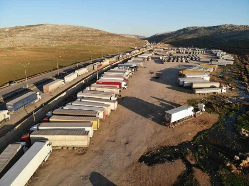 Yıllar sonra ticaretin yeniden başladığı Suriye&rsquo;ye ge&ccedil;mek i&ccedil;in bekleyen tırlar uzun kuyruklar oluşturdu
