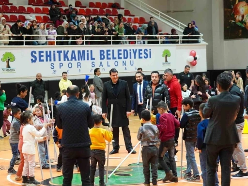 Yılmaz&rsquo;dan &ccedil;ocuklara karne hediyesi
