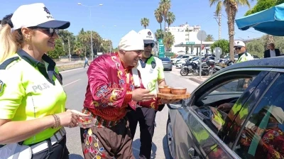 Yoğurt ve &ccedil;ilek ikramlı trafik uygulaması
