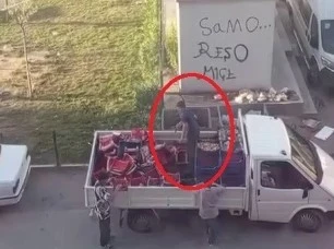 Yok b&ouml;yle israf: Kilosu 100 TL &ccedil;ilekleri kasa kasa &ccedil;&ouml;pe d&ouml;kt&uuml;