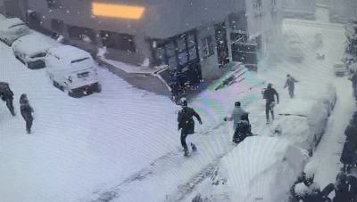 Yokuştan kayan kamyonet kar topu oynayan &ccedil;ocuklara &ccedil;arptı