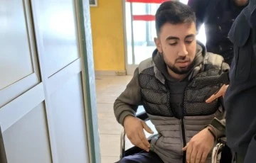 Yol kenarında bulduğu d&uuml;zenek ateş aldı, bacağından yaralandı