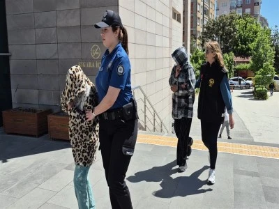 Yol kenarında oturan kadının boynunda bulunan 17 &ccedil;eyrek altını alıp ka&ccedil;tı