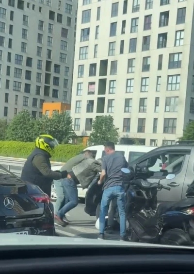 Yol ortasında birbirine girdiler, diğer ara&ccedil;ların altında kalmaktan son anda kurtuldular
