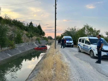Yol verme kavgası sonrası yaşanan kazada ara&ccedil;lar sulama kanalına u&ccedil;tu
