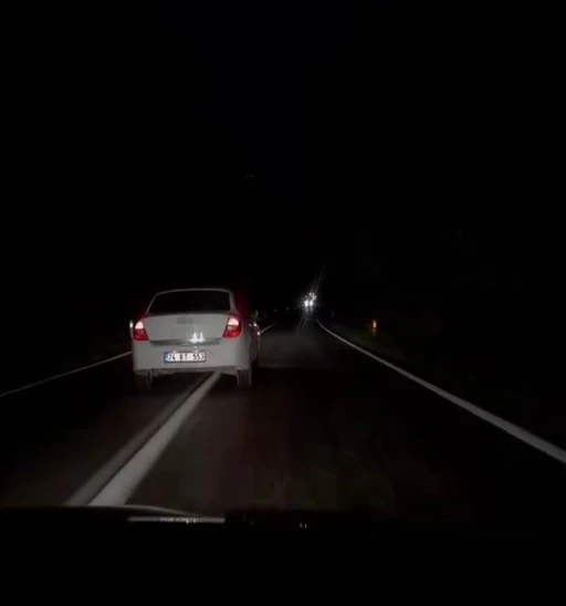 Yol vermemek i&ccedil;in s&uuml;rekli şerit değiştiren otomobil kamerada
