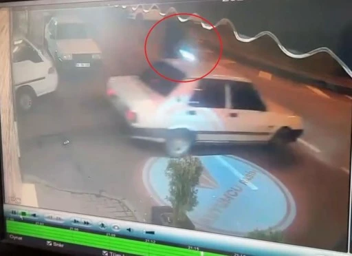 Yola dikkatsiz &ccedil;ıkan otomobil motosiklete &ccedil;arptı