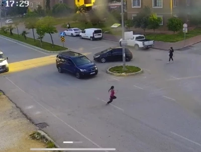 Yola fırlayan &ccedil;ocuğa ticari ara&ccedil; &ccedil;arptı: Feci kaza kamerada
