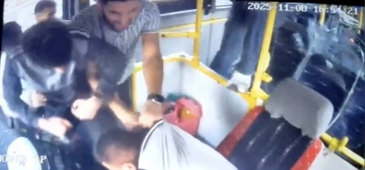 Yolcu ile tartışan halk otob&uuml;s&uuml; şof&ouml;r&uuml;ne meydan dayağı