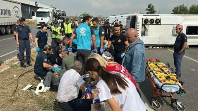 Yolcu midib&uuml;s&uuml; devrildi: 1'i ağır 17 yaralı