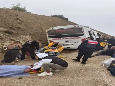 Yolcu midib&uuml;s&uuml; şarampole d&uuml;şt&uuml;: 9 yaralı