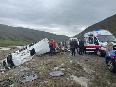 Yolcu minib&uuml;s&uuml; dere yatağına yuvarlandı: 16 yaralı
