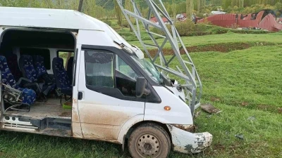 Hakkari Şemdinli&rsquo;de yolcu minib&uuml;s&uuml; elektrik direğine &ccedil;arptı