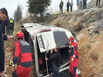 Yolcu minib&uuml;s&uuml; şarampole devrildi: 15 yaralı