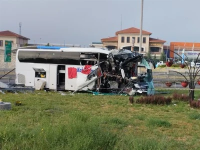 Yolcu otob&uuml;s&uuml;, bariyer ve tabelaya &ccedil;arptı: 4'&uuml; ağır, 13 yaralı