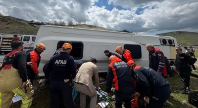 Yolcu otob&uuml;s&uuml; devrildi: 1 &ouml;l&uuml;, 13 yaralı