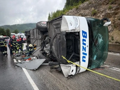 Yolcu otob&uuml;s&uuml; devrildi: 1 &ouml;l&uuml;, 7 yaralı