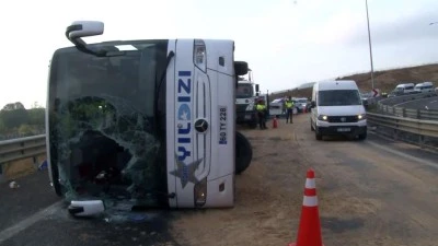 Yolcu otob&uuml;s&uuml; devrildi: 3 &ouml;l&uuml;, 20 yaralı