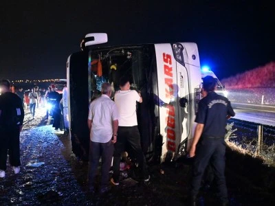 Yolcu otob&uuml;s&uuml; devrildi: 40 yaralı